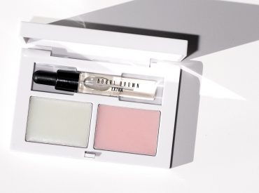 HALLO! Gesunder Glanz, strahlendes Gesicht, schöner Teint – einen solchen Effekt bekommst du dank den neuen Kosmetikprodukten von Bobbi Brown, Extra Glow. In der Serie findest du die Produkte zu der Hautpflege und dem Make-up. Wie bewähren sie sich in der täglichen Pflege? KOSMETIKPRODUKTE AUS DER SERIE EXTRA GLOW In der neuen Kosmetikserie von Bobbi […]