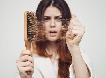 Haarausfall – Fakten Bevor wir uns mit den Pflegemethoden gegen den übermäßigen Haarausfall beschäftigen, ist es wichtig, die Ursachen des Problems zu analysieren. Eines ist sicher – ein paar Haare auf dem Haarkamm bedeuten noch kein Problem. Es ist völlig normal, dass wir ca. 50–150 Haare pro Tag verlieren. Wenn ihr der Meinung seid, dass […]