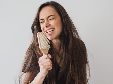 Die Haarbürste ist eines der Accessoires, die wir jeden Tag benutzen. Wir bürsten uns die Haare eigentlich mehrmals am Tag. Nach der Haarbürste greifen wir doch vor der Haarwäsche, nach der Haarwäsche und manchmal auch während der Behandlung – zum Einmassieren des Haarwassers. Reinigt ihr eure Haarbürste genauso oft, wie ihr sie benutzt? Die regelmäßige […]