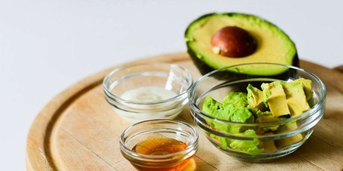 Sehr trockene und strapazierte Haare? Mache eine Maske mit Avocado!
